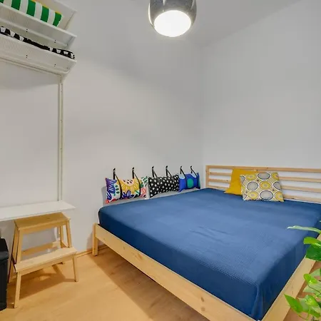 Compact And Snug In Old Town